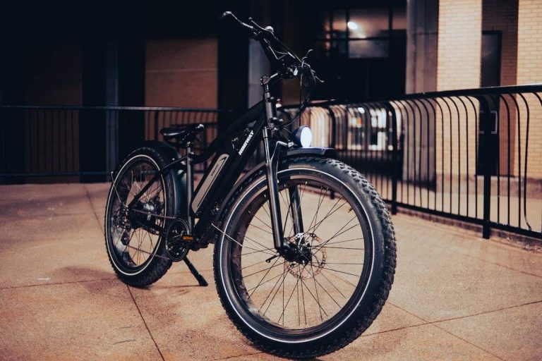 Vélo électrique en pleine nature avec un cycliste heureux