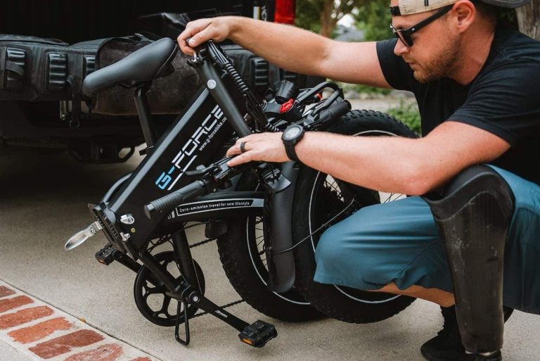Vélo pliant moderne sur un fond urbain avec des accessoires pratiques