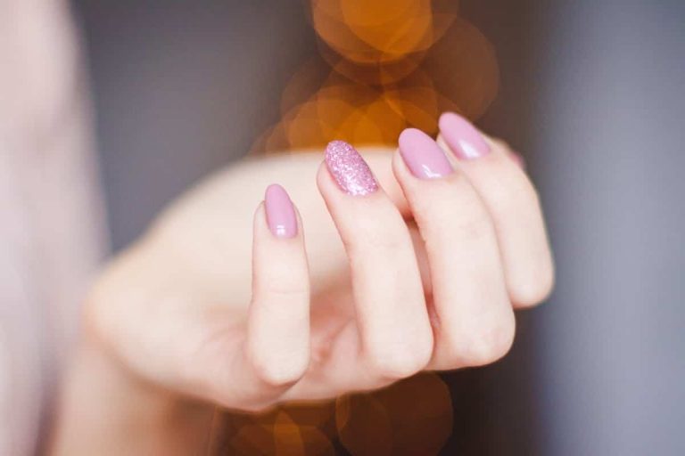 Vernis à ongles assorti à une robe rouge élégante