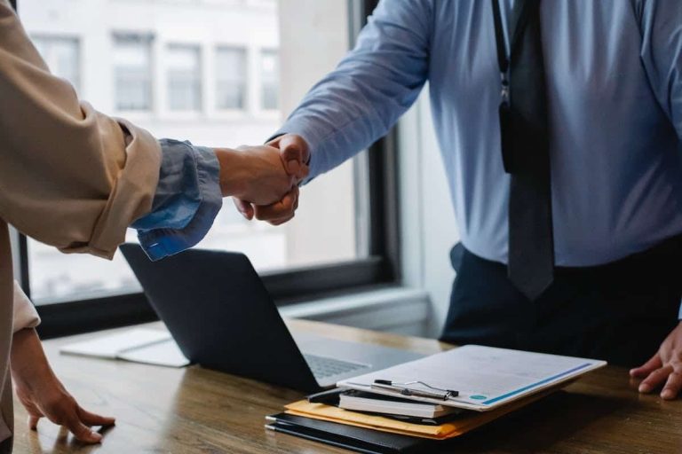 Équilibre entre travail, vie personnelle et formation en reconversion professionnelle
