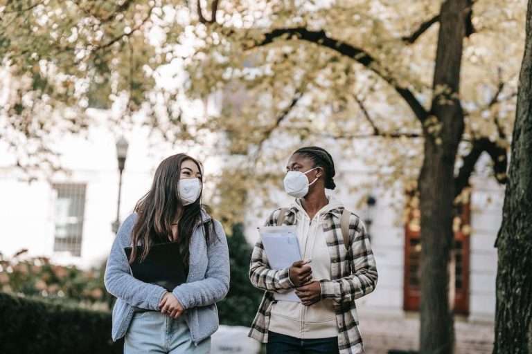 Étudiant consultant des options d'assurance avec un conseiller AXA