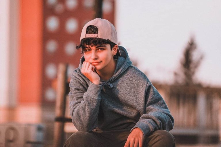 Casquette tendance pour adolescent avec style moderne et coloré