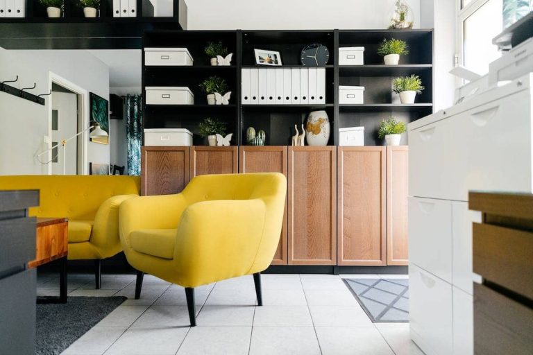 Papier peint scandinave jaune dans une décoration intérieure moderne