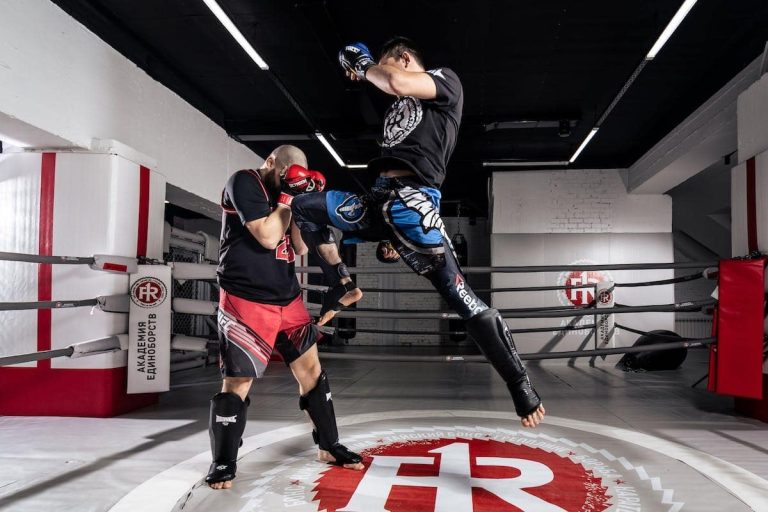 Passionnés de MMA utilisant des plateformes de code en ligne pour apprendre