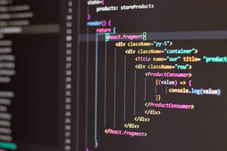 Développeur testant des algorithmes avec un outil de simulation en ligne