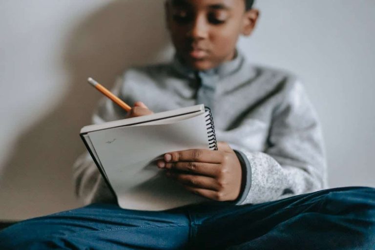 Cahier de texte coloré pour enfants avec des sections organisées