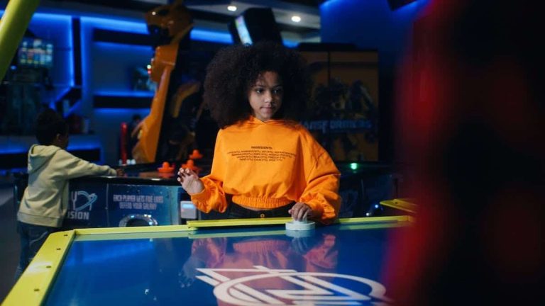 joueur concentré en pleine action sur une table d'air hockey
