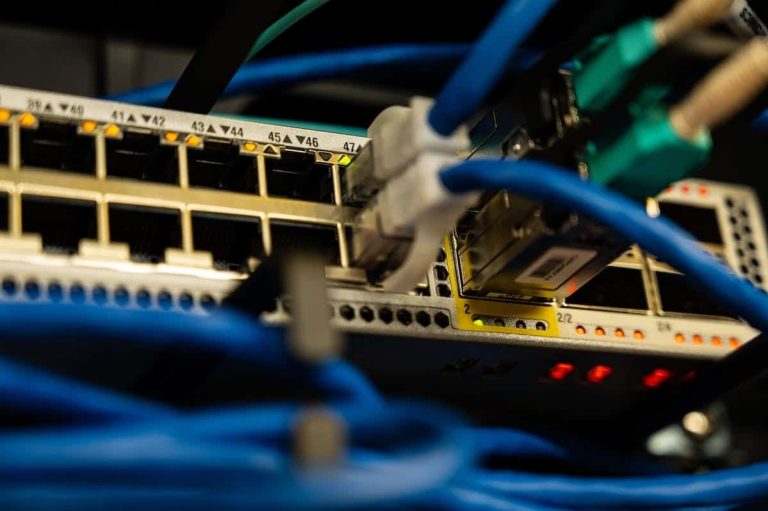 Prise CPL avec voyant rouge indiquant un problème de connexion