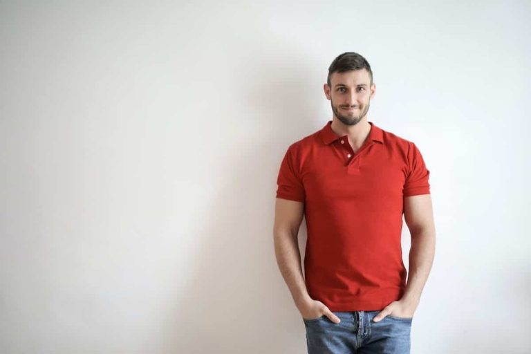 Veste élégante associée à un polo pour un look casual chic