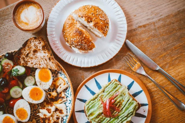 Tenue élégante pour un brunch chic en toutes saisons