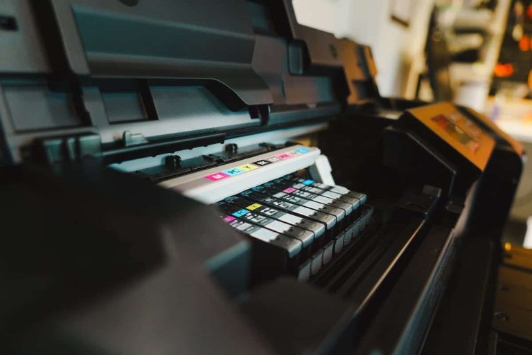 Imprimante Canon Pixma en cours de réinitialisation dans un bureau