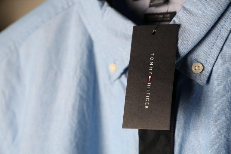 Portrait de Tommy Hilfiger, créateur influent de la mode contemporaine