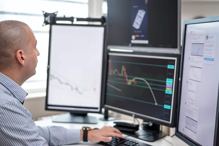 Comparaison entre trading automatique et manuel en finance