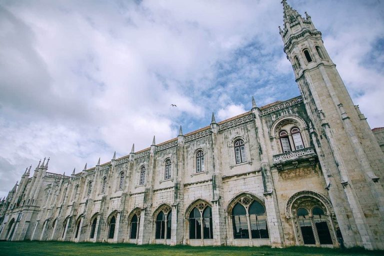 Véhicule utilitaire prêt à être loué au Portugal