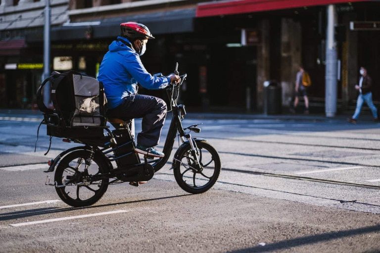 Utilitaire adapté pour transporter une moto en toute sécurité
