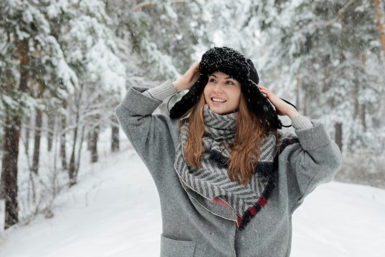 Fashionista en tenue stylée pour l'hiver avec superpositions élégantes