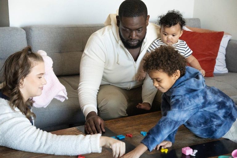 Moments de partage en famille autour d'un jeu de société traditionnel