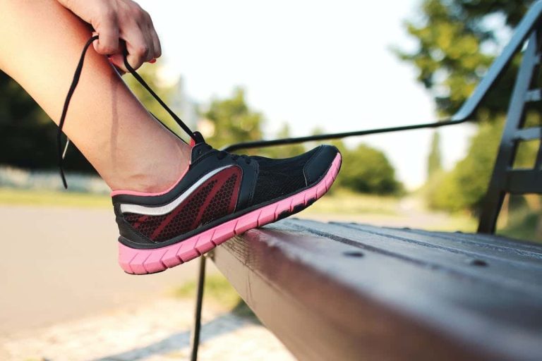 Chaussures de sport adaptées pour l'utilisation d'un tapis de course