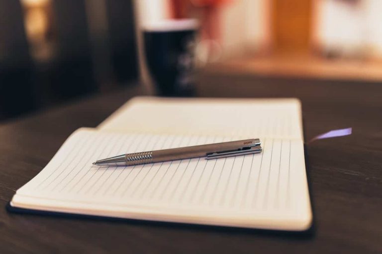 Conseils pour bien tenir son stylo sur un cahier Seyès
