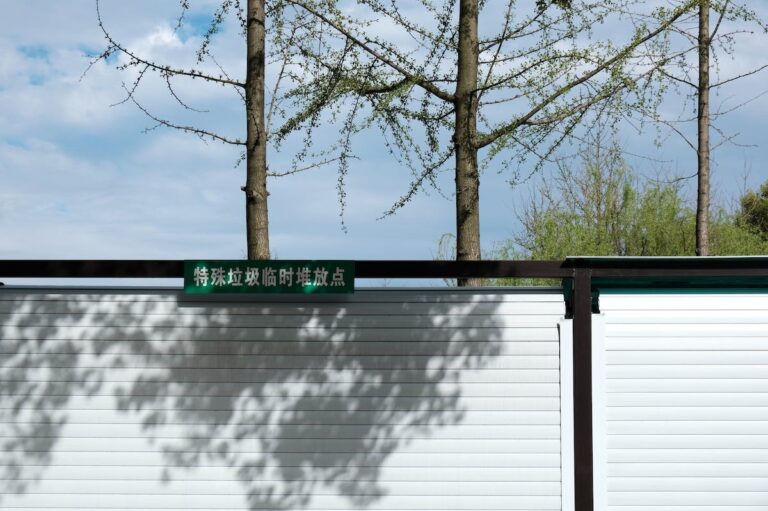 Portail électrique bloqué avec outils pour le déverrouiller