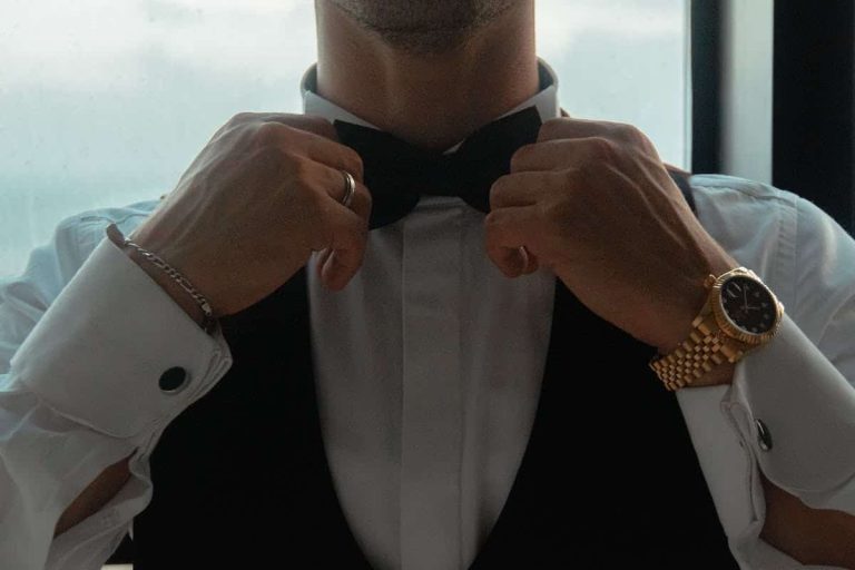 nœud papillon bien noué sur une chemise élégante