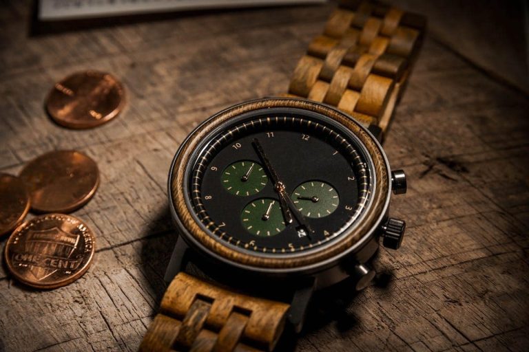 Montre en bois élégante sur fond naturel avec détails raffinés