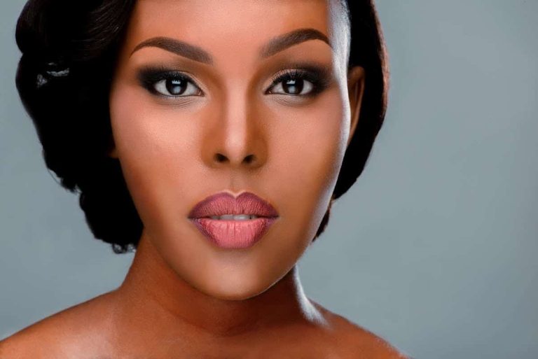 Inspiration maquillage pour coupe courte femme audacieuse