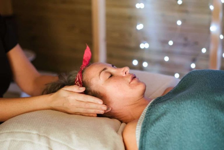 Praticien de Reiki Usui en séance de soins énergétiques