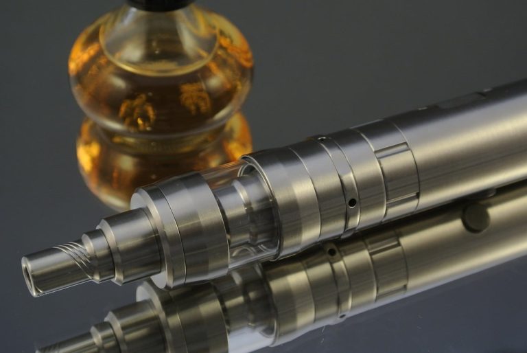 Cigarette électronique avec clearomiseur et résistance en détail