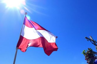 Drapeau autrichien exposé lors d'un événement sportif en extérieur