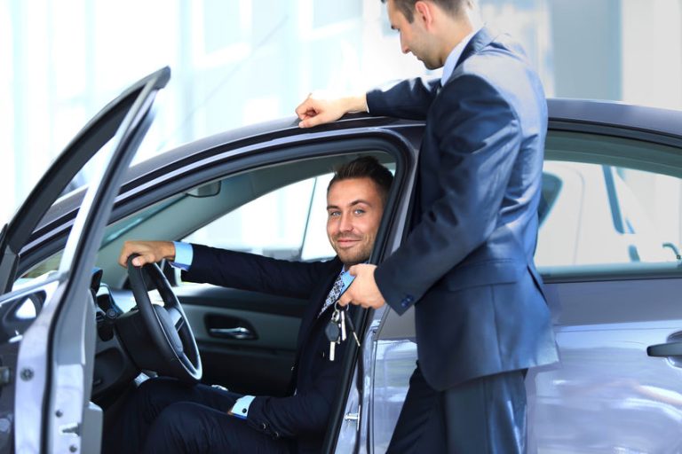 Carnet d'entretien automobile avec annotations et incohérences visibles