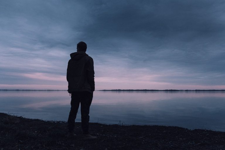 Conseils pour apprécier la solitude sans culpabilité et se ressourcer