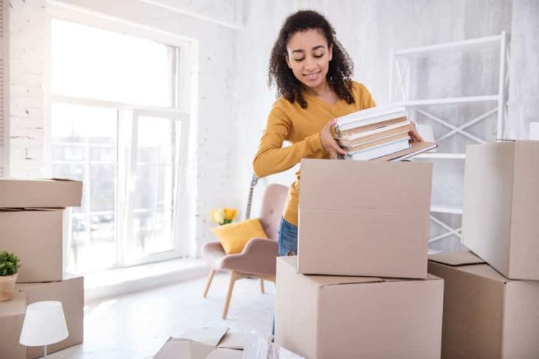 Livres d'occasion empilés sur une étagère en bois recyclé