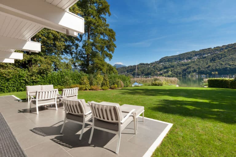 Véranda moderne intégrée à une maison avec vue sur le jardin