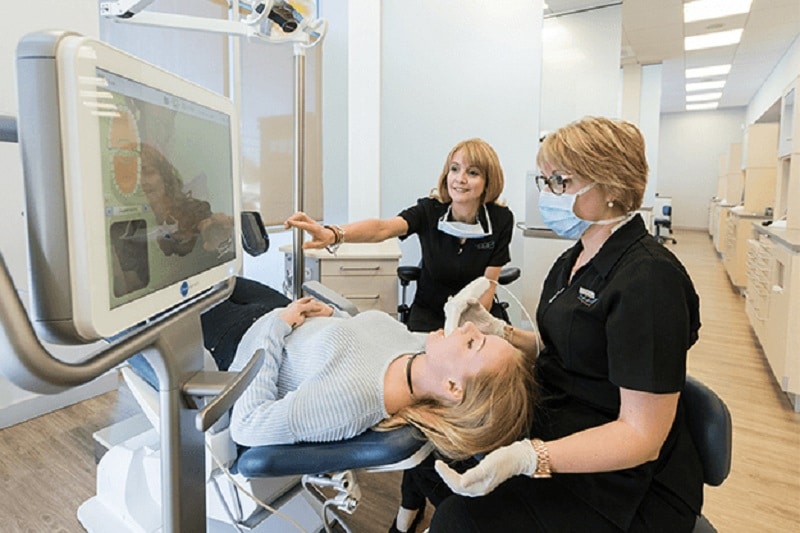 Comment se passe la consultation chez un orthodontiste