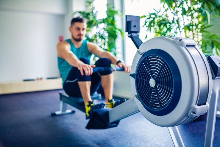 Exercices de fitness pour se préparer à l'été en salle de sport