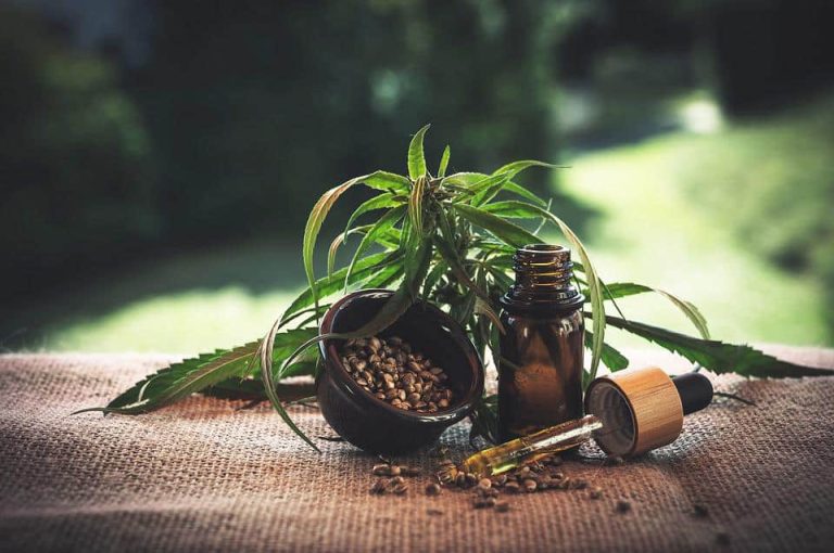 Flacon d'huile de CBD sur une table en bois