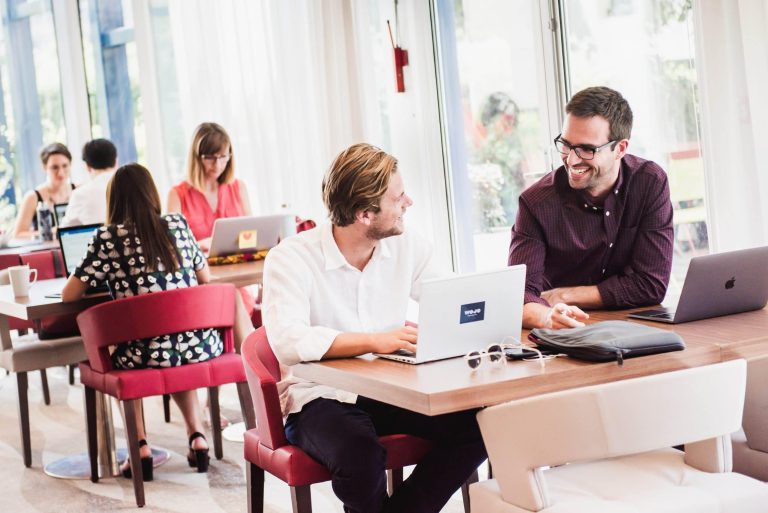 Jeune entreprise innovante en pleine activité et brainstorming créatif