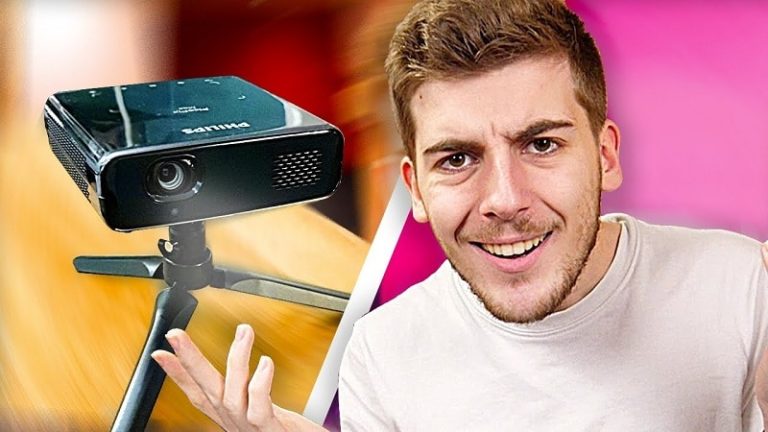 Vidéoprojecteur en fonctionnement avec une image floue sur un mur