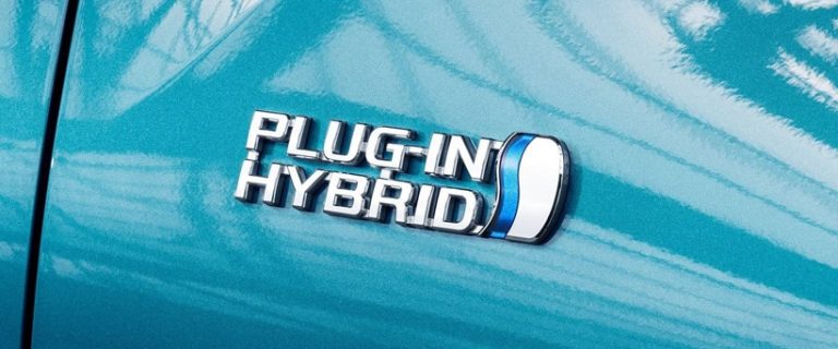 Toyota Prius hybride rechargeable en action sur la route
