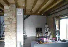 Transformer une maison à rénover dans les Ardennes avec du crépi à la chaux pour l'intérieur