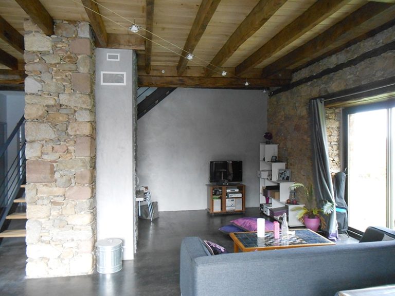 Transformer une maison à rénover dans les Ardennes avec du crépi à la chaux pour l'intérieur