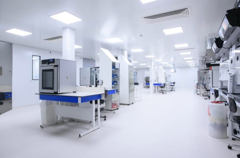 Salle blanche avec équipements de sécurité pour éviter la contamination