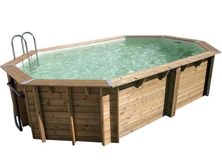 piscine hors sol en bois composite Azteck dans un jardin ensoleillé