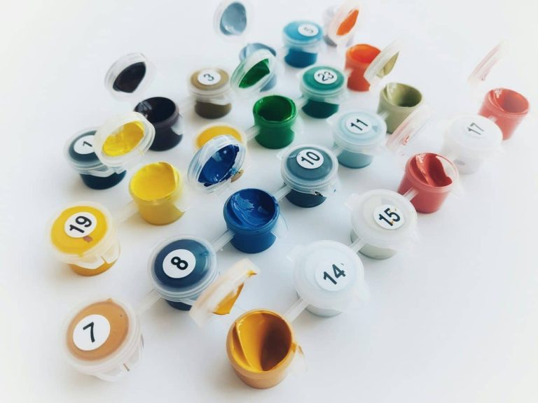 Toile colorée avec des zones numérotées pour peindre des motifs relaxants