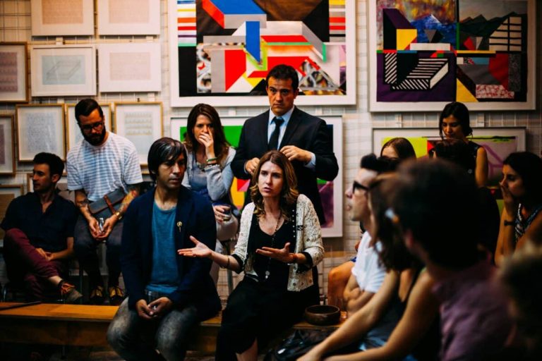 Étudiant en école d'art choisissant sa formation parmi plusieurs options