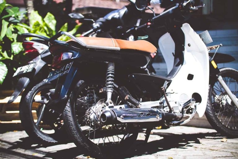 Conducteur de moto sans permis sur une route dégagée