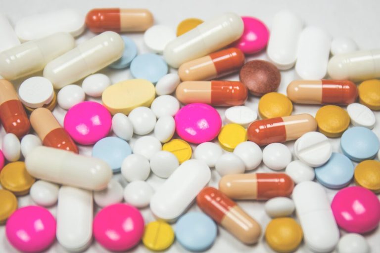 Médicaments et capsules sur une table en pharmacie de garde