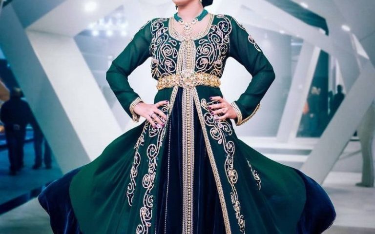 Caftan marocain coloré avec broderies traditionnelles et moderne