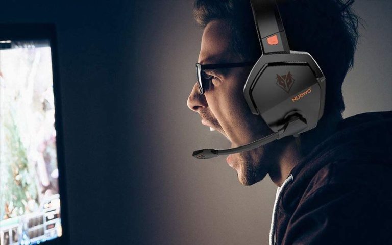 Casque gamer en discussion sur les options usb et jack